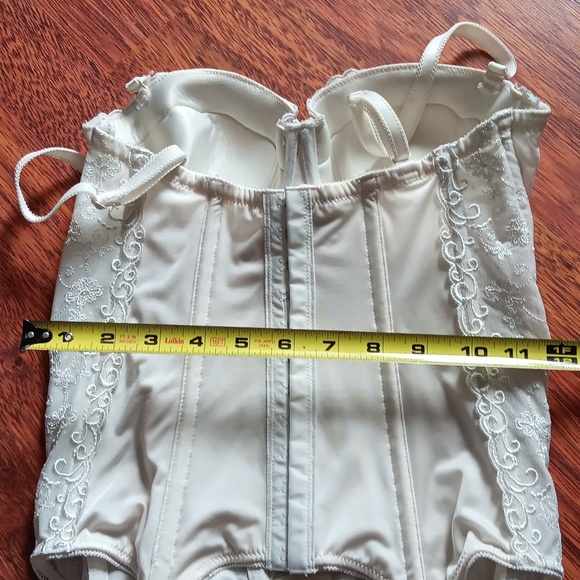 Corset - Picture 10 of 11